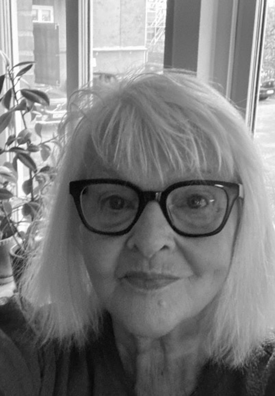 Jag har varit verksam som pedagog (resursskolor), grupphandledare för lärarlag, konflikthanterare samt coach för gymnasieelever och deras lärare.
Jag har även föreläst om resursskolor. Vid dessa tillfällen har jag till en del använt mig av mina dikter och texter utifrån hur mina elever har upplevt livet och skolan.
Jag har skrivit och skriver dikter för att aktivt få framföra dem och se hur dikten landar i en annan människa. Det är också ett väl fungerande sätt de gånger som man vill skapa dialog.
Mina dikter och texter har även, sedan början av 80-talet, varit publicerade i många tidskrifter och tidningar.
Vid 2000-talets början deltog jag i Poetry slam som en kul grej. Jag var en av dem som gick till SM ihop med andra poeter från Halland. Det var en fin erfarenhet.
Jag tycker om att samarbeta med människor som ägnar sig åt andra konstformer som t.ex musik, måleri och sång. Med jämna mellanrum ser jag till att det blir verkligt.
Jennie mötte jag första gången när hon var 13 år. En arg, ledsen, vilsen  och kämpande tonåring som kom till resursskolan som jag då arbetade på. 
När jag blev ombedd att skriva hennes bok så  var jag först tveksam. Men nu är jag glad att jag lät mig övertalas.