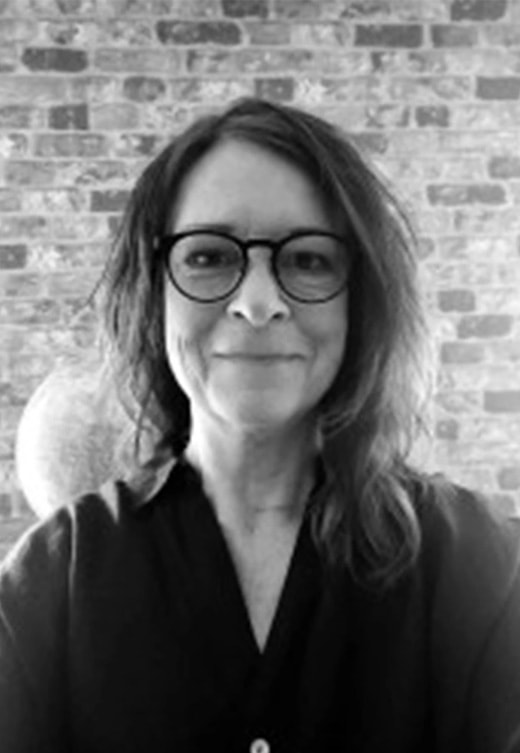 Gunilla Glingsten (f. 1965) är en envis östgöte som älskar katter. Efter diverse jobb och åtta år i London flyttade Gunilla till Skåne, där hon utbildade sig till socionom. Socialt arbete blev huvudsysselsättningen – fram till 2020 då suget efter förändring blev för stor. Skrivandet tog fart och resulterade i debutromanen Där kurvan slutar, en berättelse med en hel del beröringspunkter från det verkliga livet.
Numera bor Gunilla tillsammans med sambo och katter i natursköna Örkelljunga. Parallellt med en fördjupningskurs i skrivandets hantverk är Gunilla i full gång med sitt nästa manus, som likt debutromanen handlar om vardagen, verkligheten och livet.